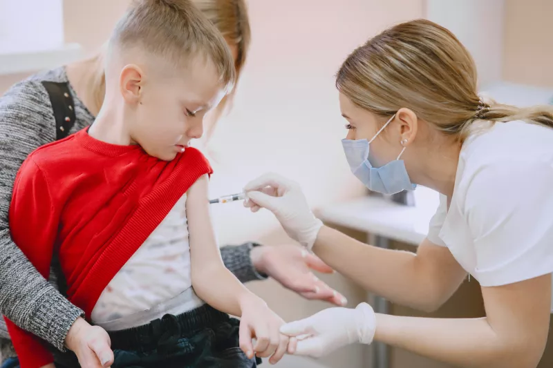 Menace sur les visites médicales à l’école : face à la pénurie de médecins scolaires, la ministre Lescrenier annonce quatre mesures, « c’est une mission d’ordre public majeure ! »